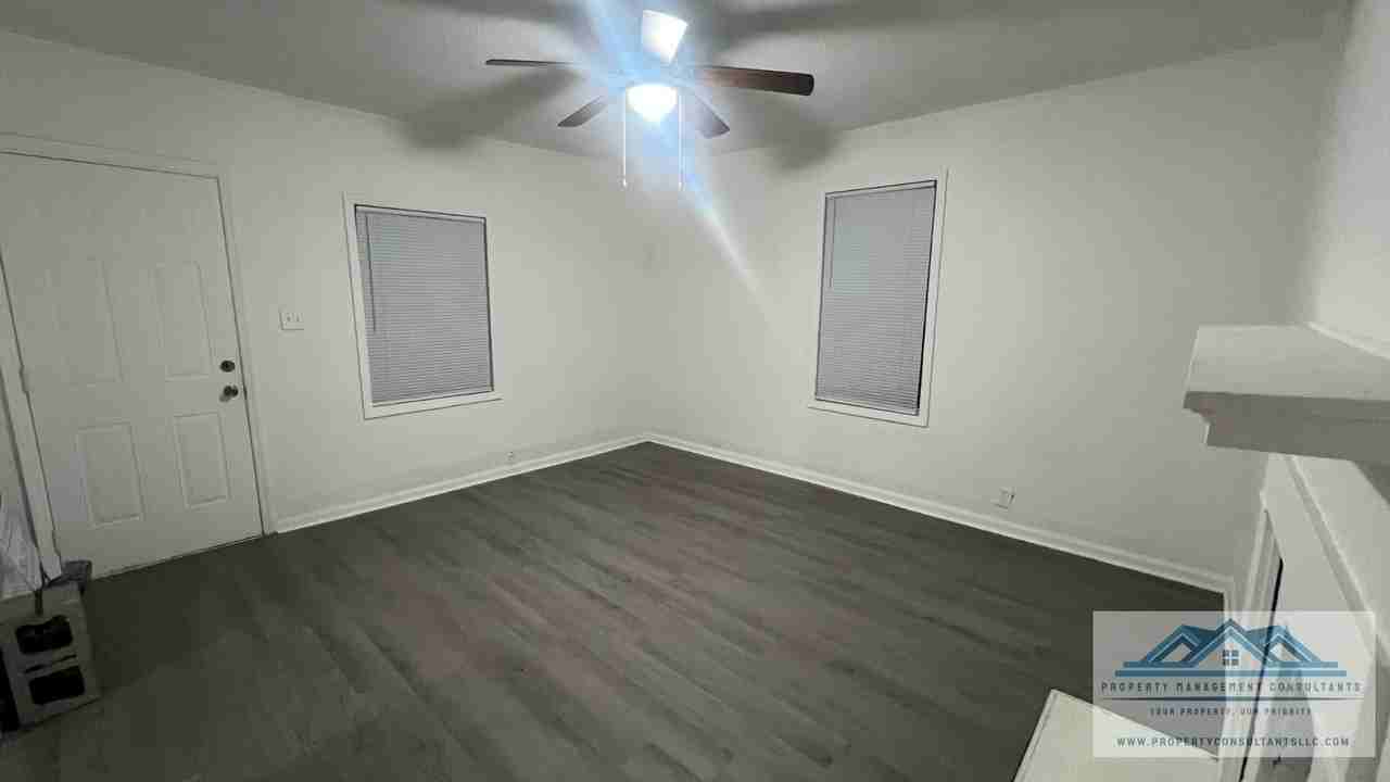 233 N Royal Ave #1 - Photo 7 of 12