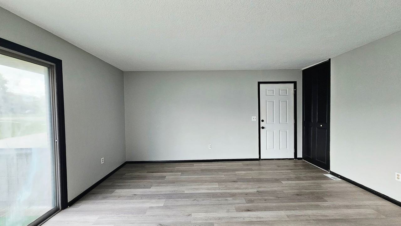 SUNSET BLVD APARTMENTS - Photo 6 of 19