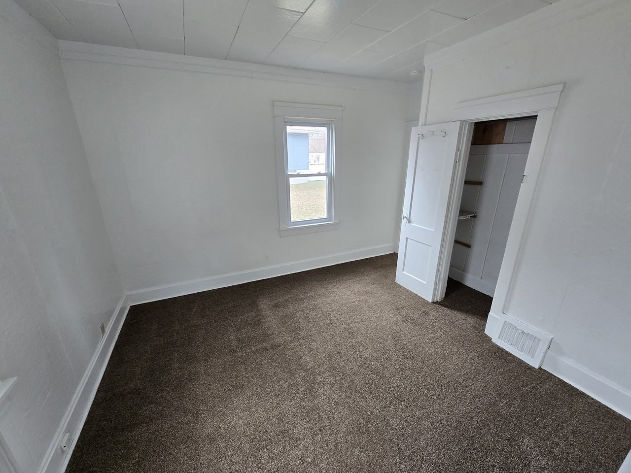 615 Pekin Ave #1 - Photo 3 of 20