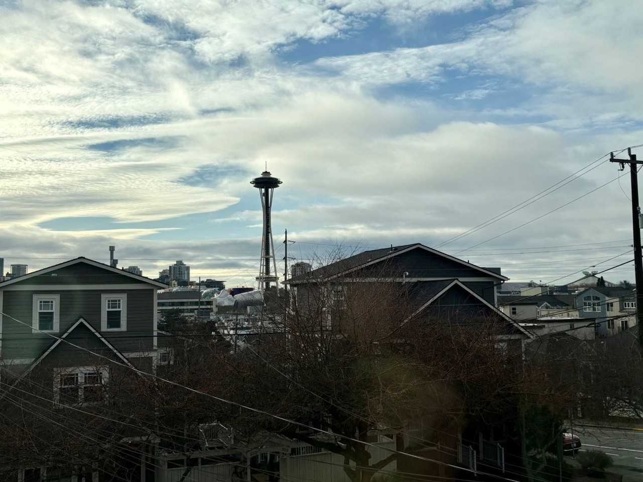 556 Ward St - Photo 3 of 11