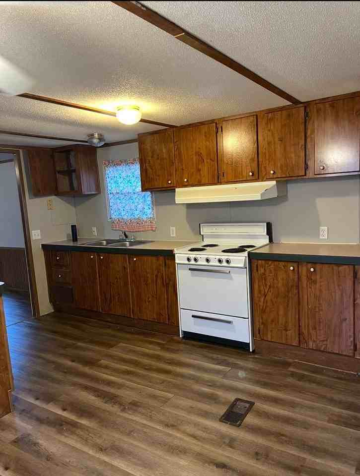 3 bed 1 bath single family home - Photo 2 of 10