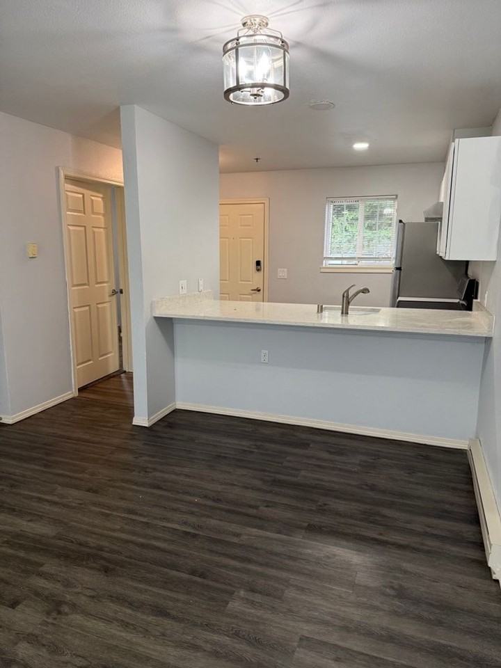 2711 W Maplewood Ave #106 - Photo 2 of 10