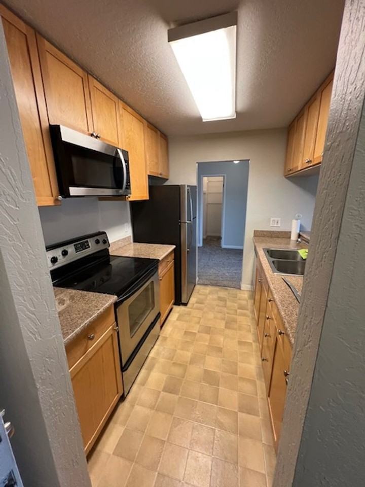 1085 Murrieta Blvd - Photo 3 of 10