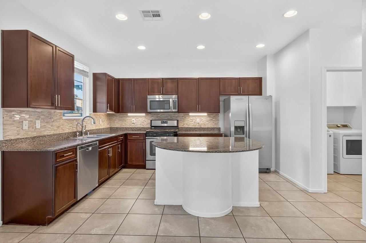 5737 Clear Haven Ln - Photo 7 of 34