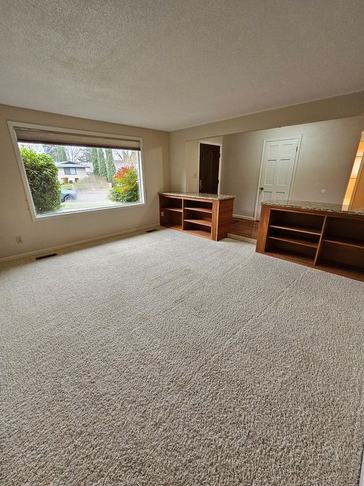 2949 Rosewood St - Photo 4 of 26