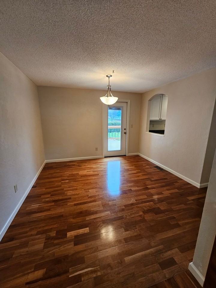 2949 Rosewood St - Photo 6 of 26