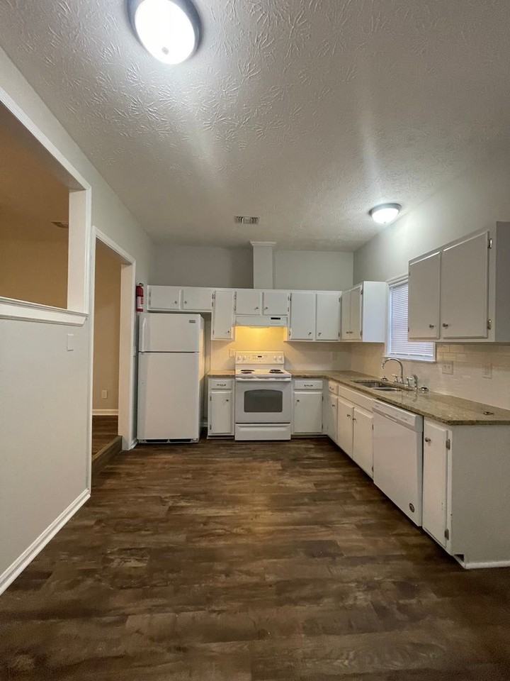 133 Cedar Ct - Photo 4 of 11