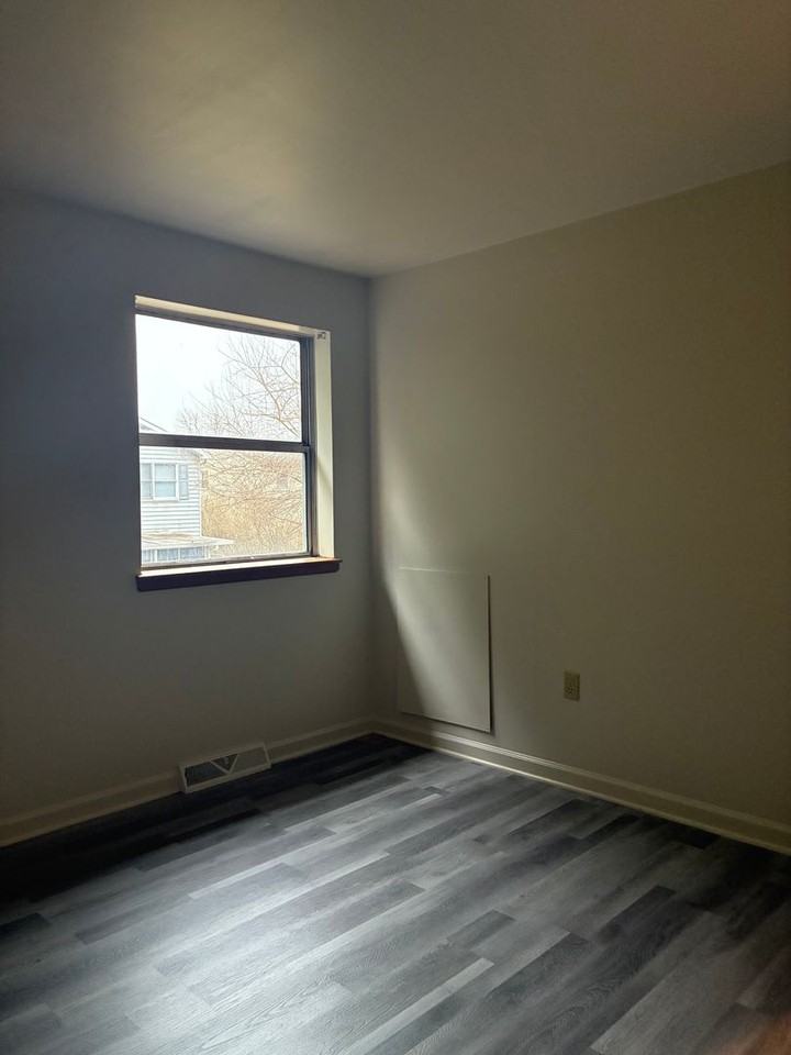 172 Center St - Photo 4 of 8