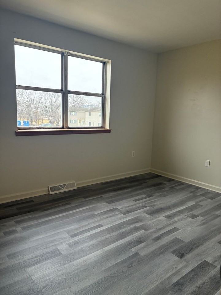 172 Center St - Photo 5 of 8