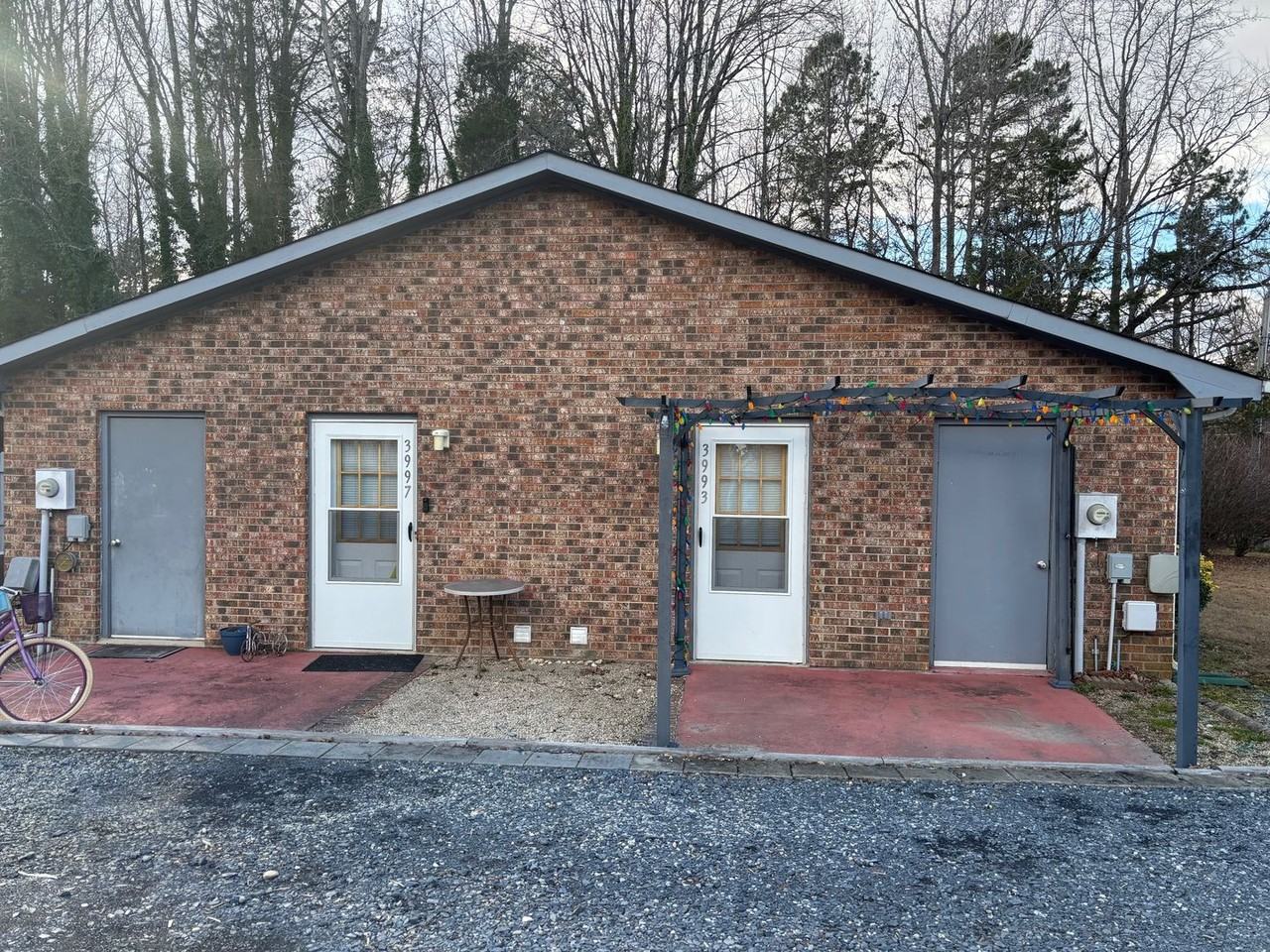 3993 Valley Dr - Photo 2 of 14