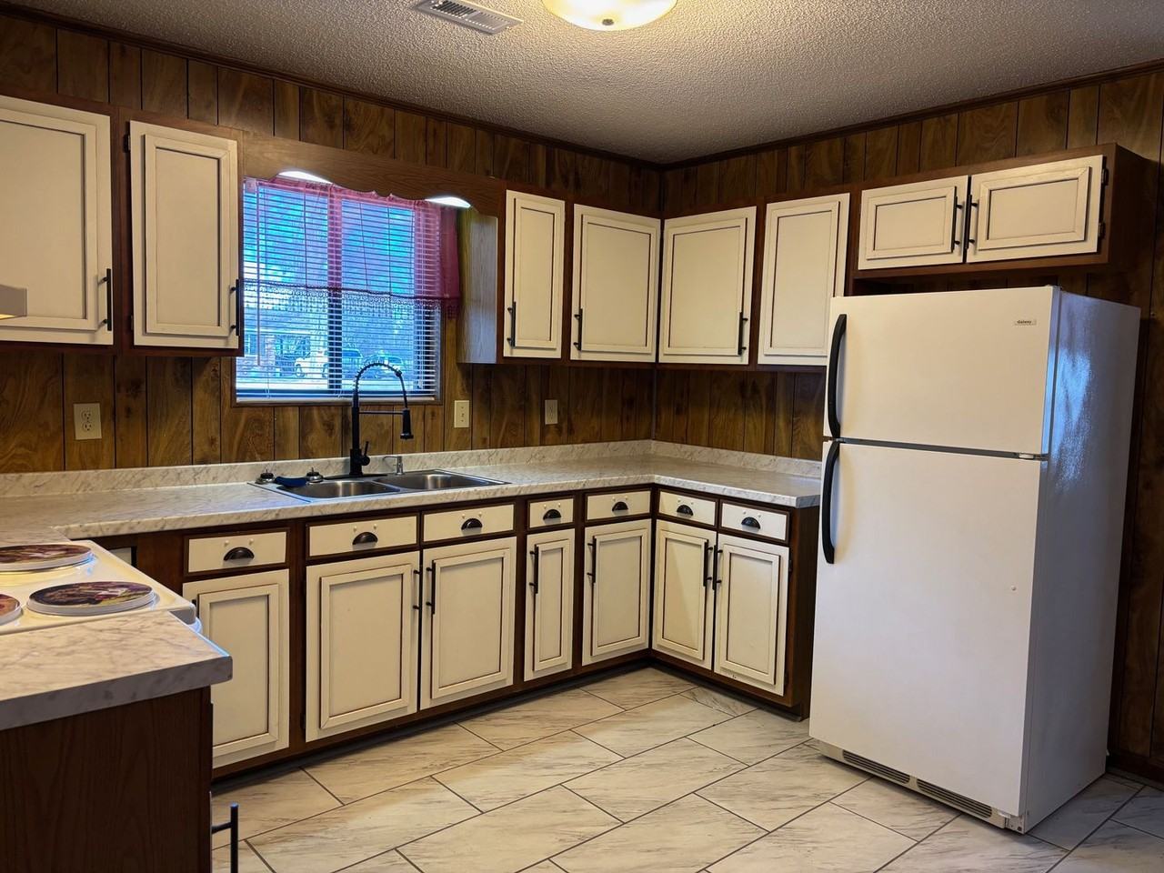 3993 Valley Dr - Photo 6 of 14