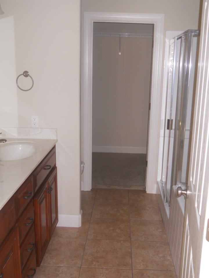 3418 N Barack Obama Blvd Apt R - Photo 7 of 9