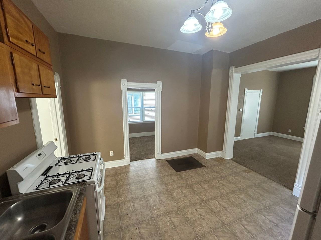 911 Avenue A - Photo 3 of 10