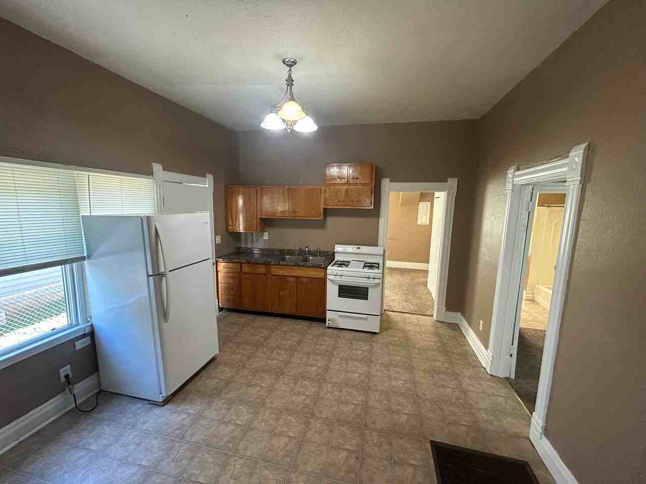 911 Avenue A - Photo 4 of 10