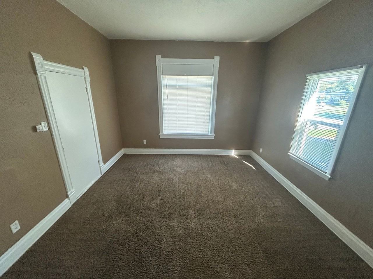 911 Avenue A - Photo 5 of 10