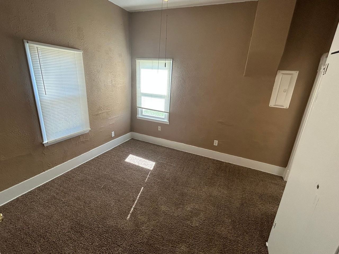 911 Avenue A - Photo 6 of 10