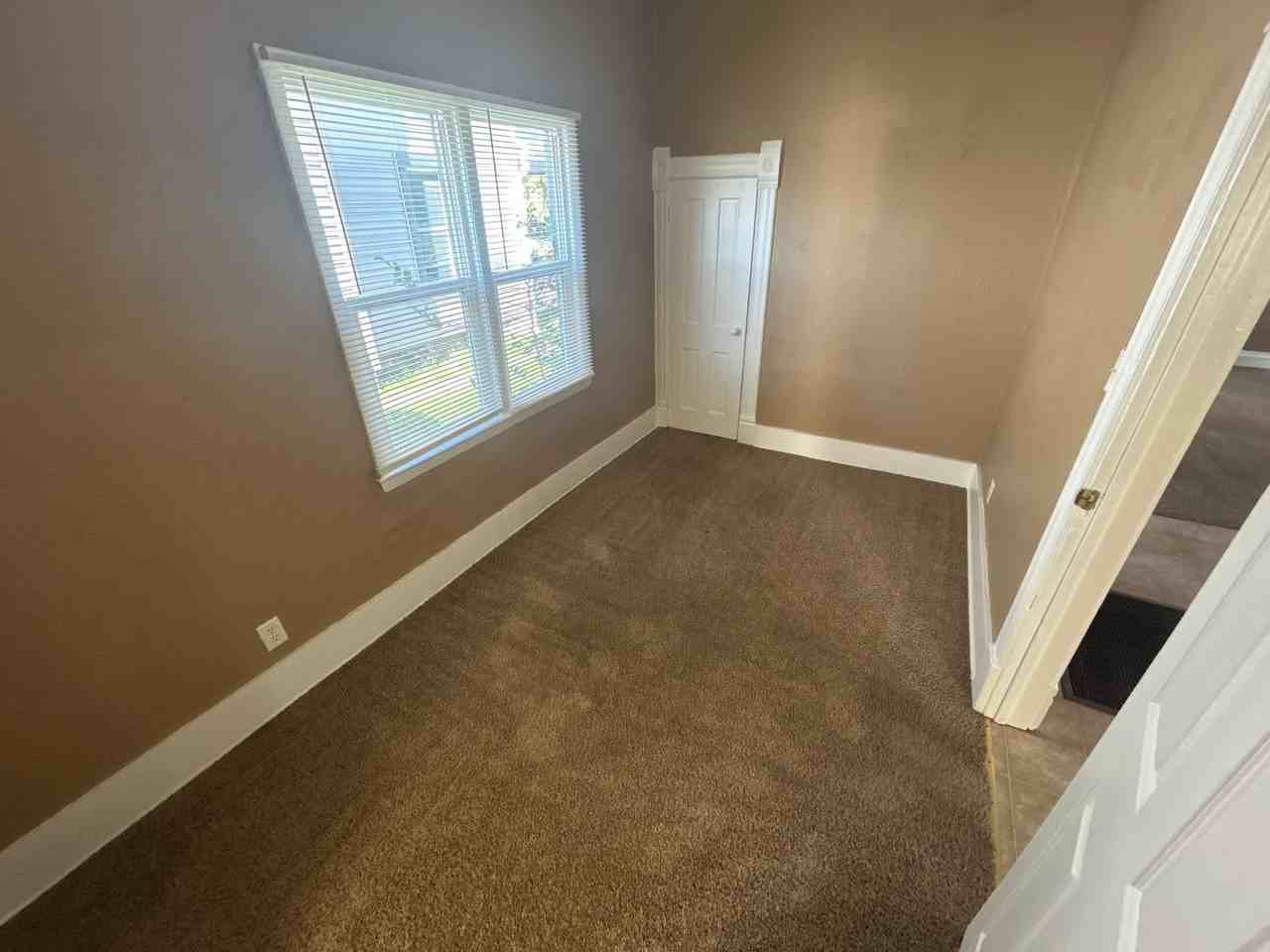 911 Avenue A - Photo 7 of 10