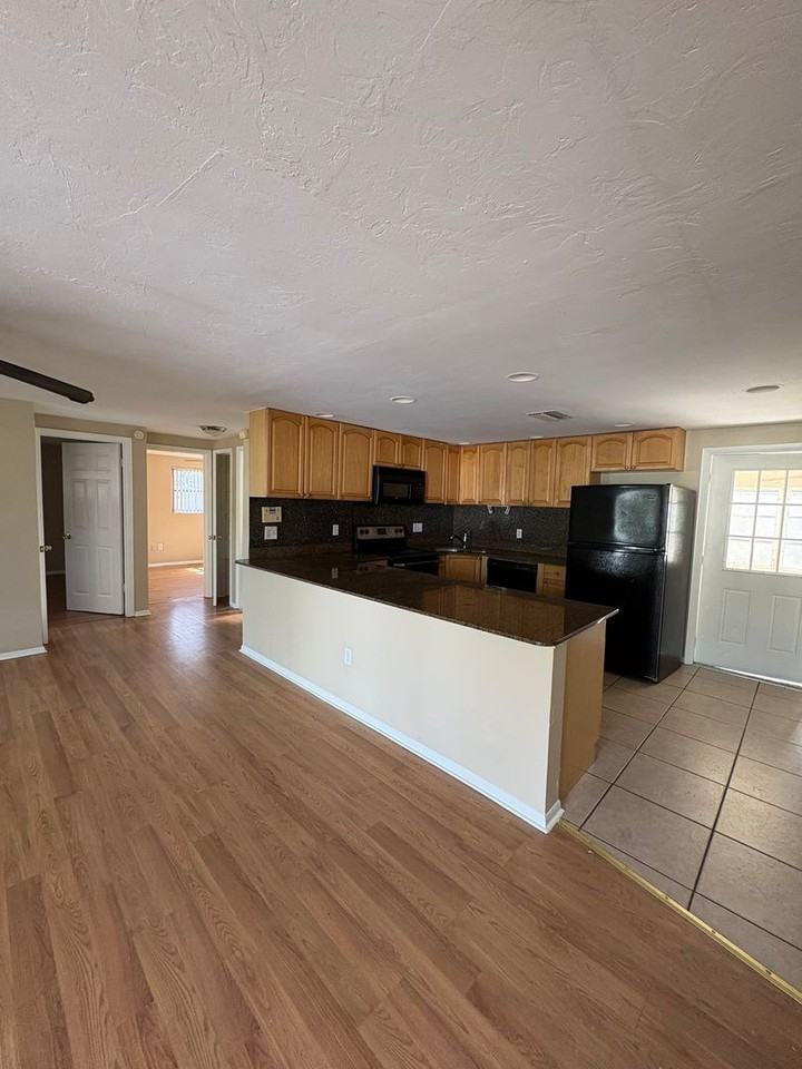 4134 Baden Dr - Photo 4 of 10