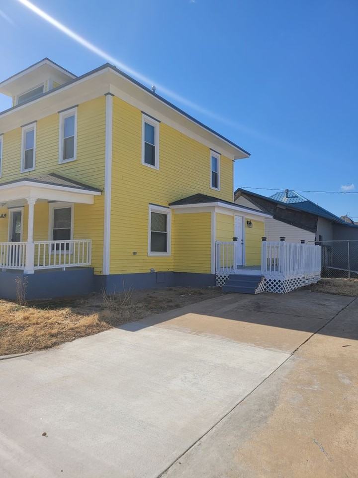 802 W Oak Ave - Photo 2 of 18