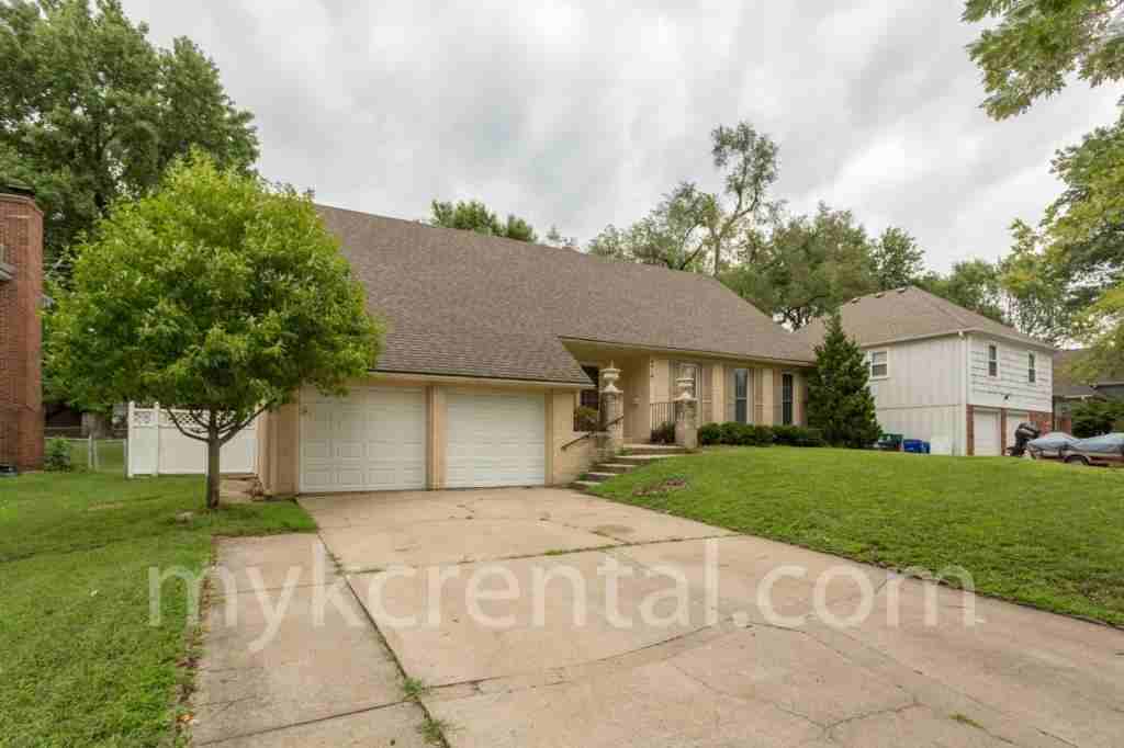 8414 W 98th St - Photo 2 of 28