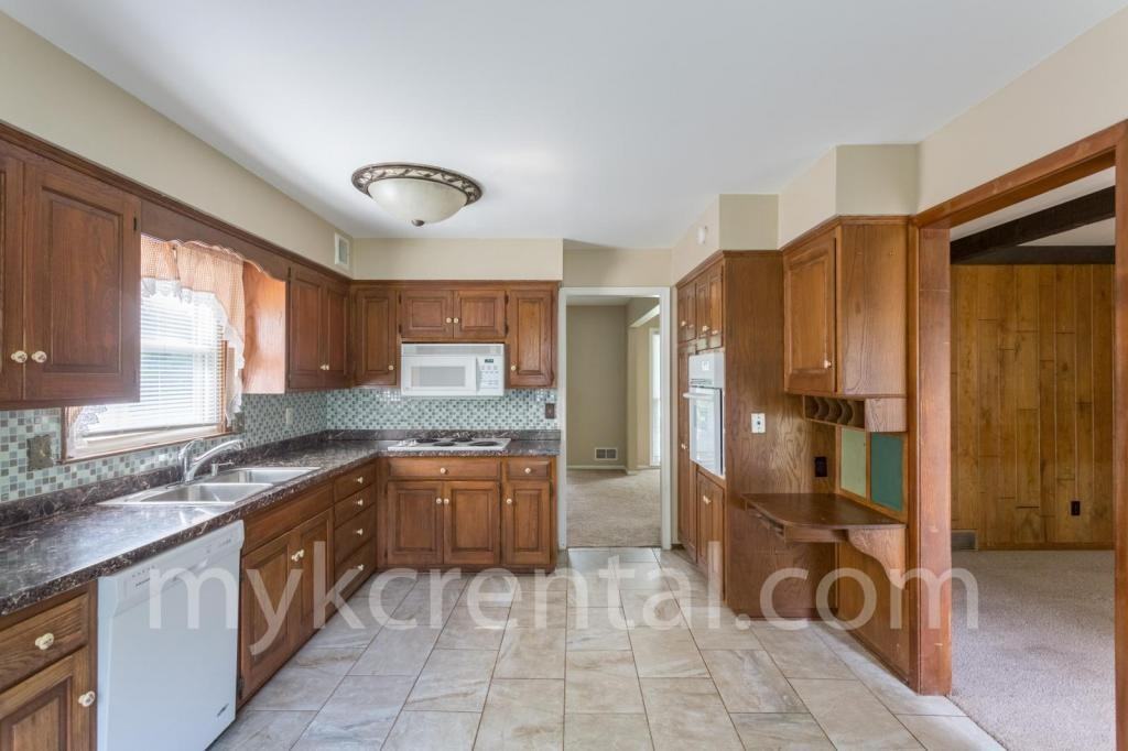 8414 W 98th St - Photo 4 of 28