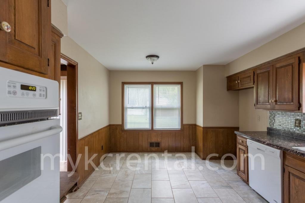 8414 W 98th St - Photo 7 of 28