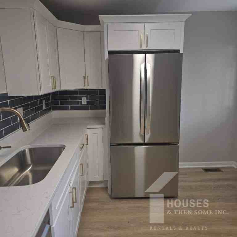 511 Hampton Ave - Photo 5 of 16
