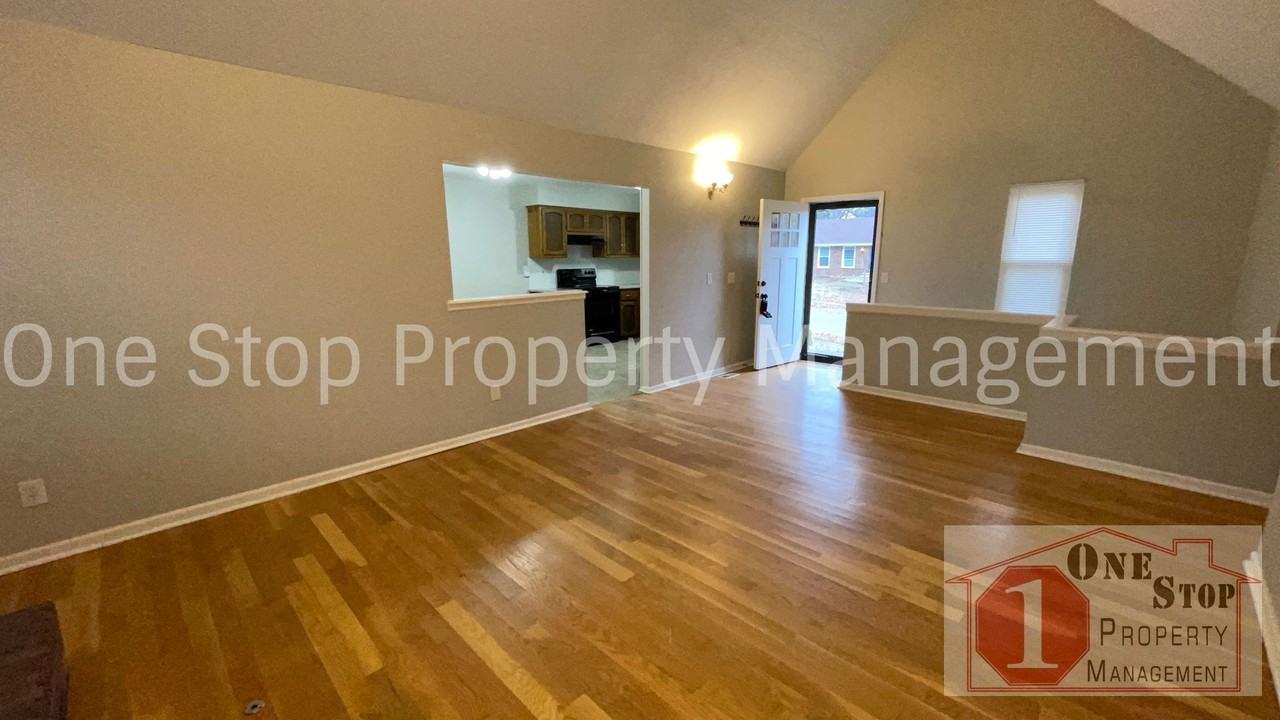 7405 Nw 78th St - Photo 3 of 25