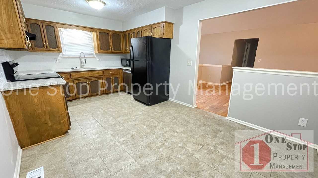 7405 Nw 78th St - Photo 4 of 25