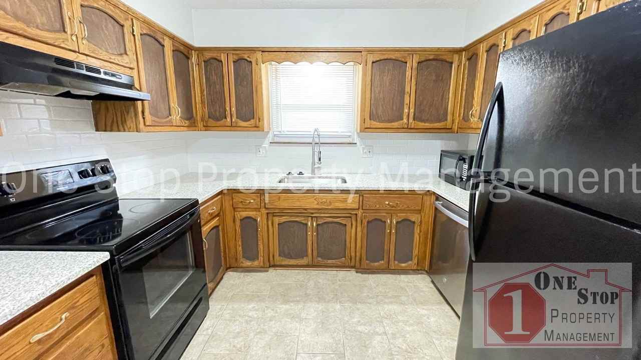 7405 Nw 78th St - Photo 5 of 25