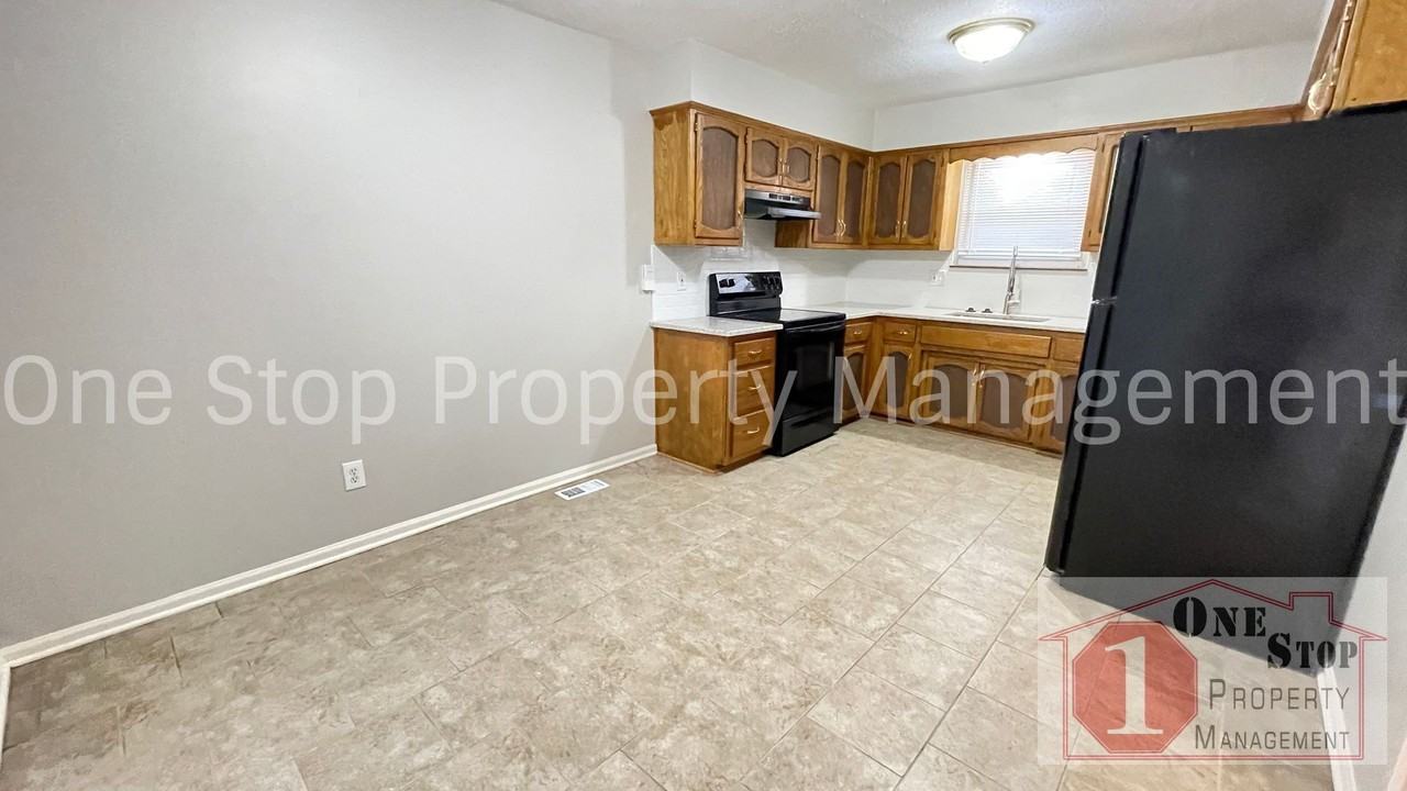 7405 Nw 78th St - Photo 6 of 25