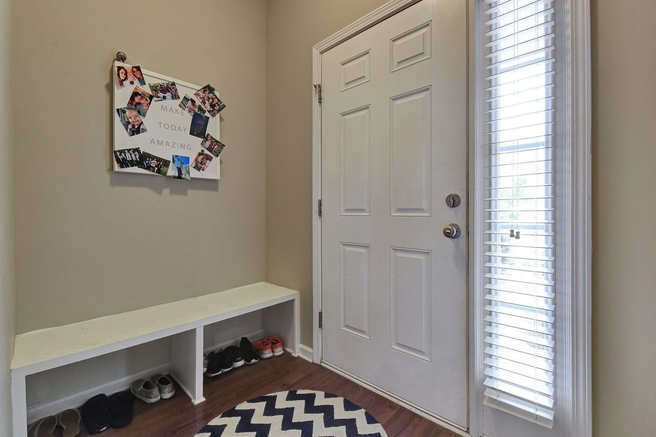 380 Cantle Dr - Photo 2 of 23