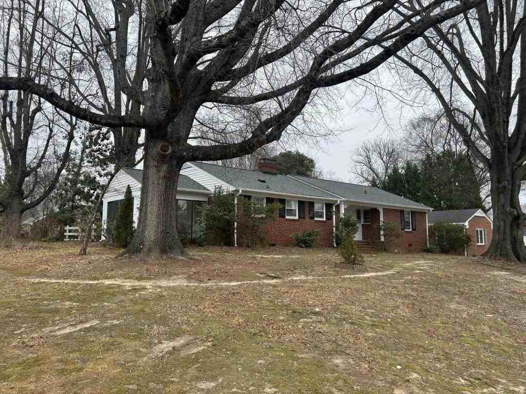 2112 Villa Dr - Photo 2 of 17