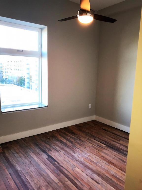 127 N Greene St Apt 302 - Photo 3 of 12