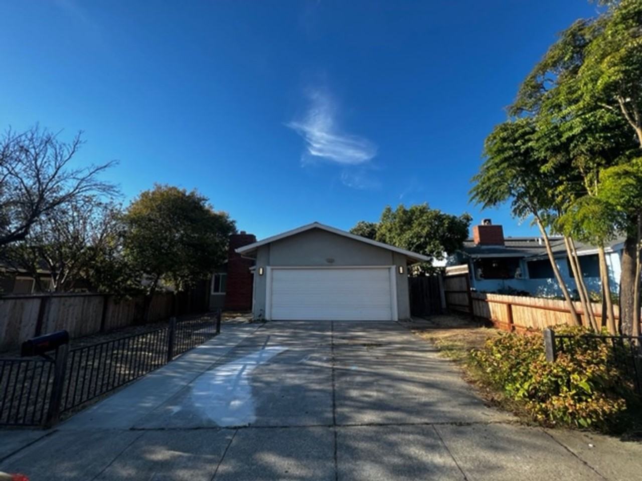 208 Holly St - Photo 2 of 24