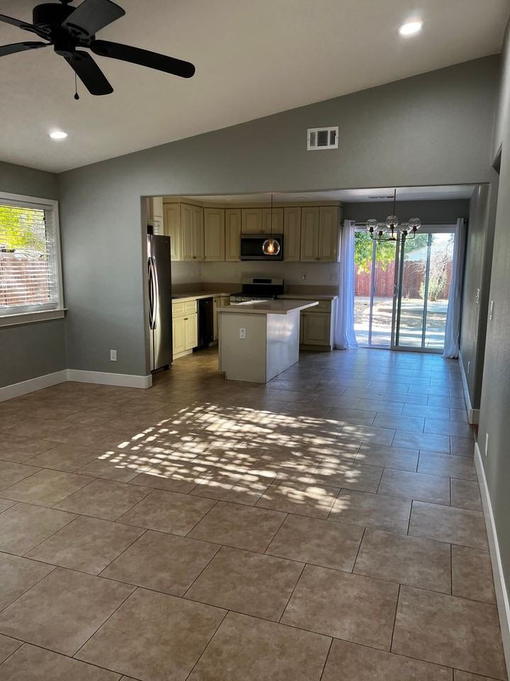 208 Holly St - Photo 3 of 24