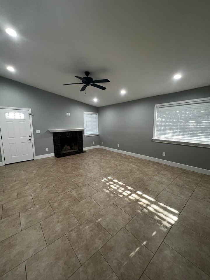 208 Holly St - Photo 4 of 24