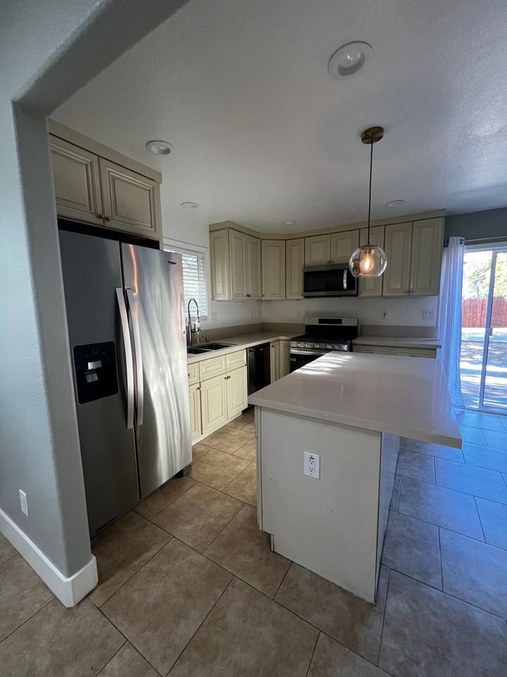 208 Holly St - Photo 5 of 24