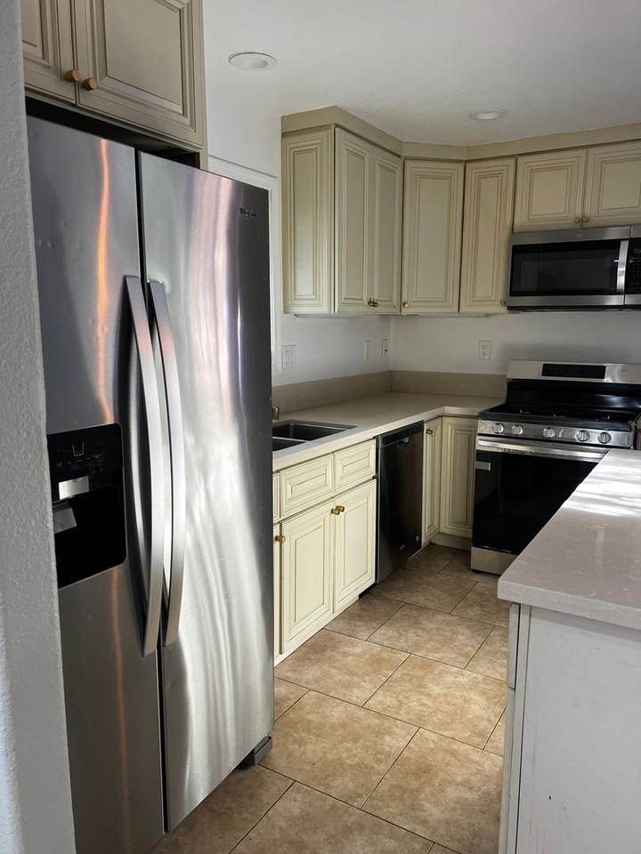 208 Holly St - Photo 6 of 24