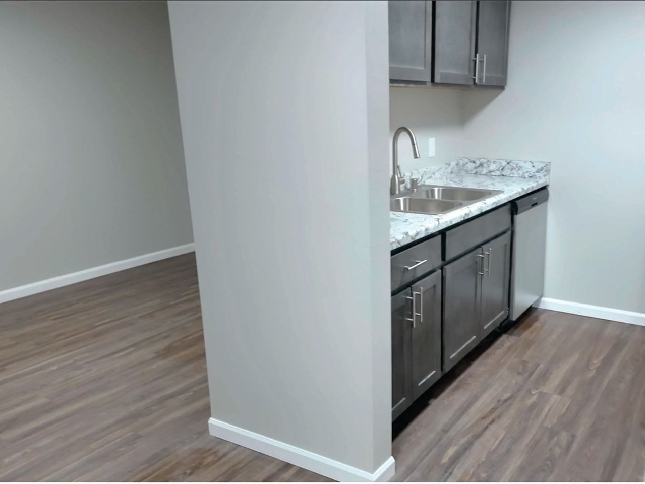 1509 Kenilworth Apartments - Photo 2 of 16