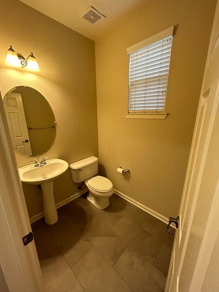 241 Lawrence Ln - Photo 6 of 24