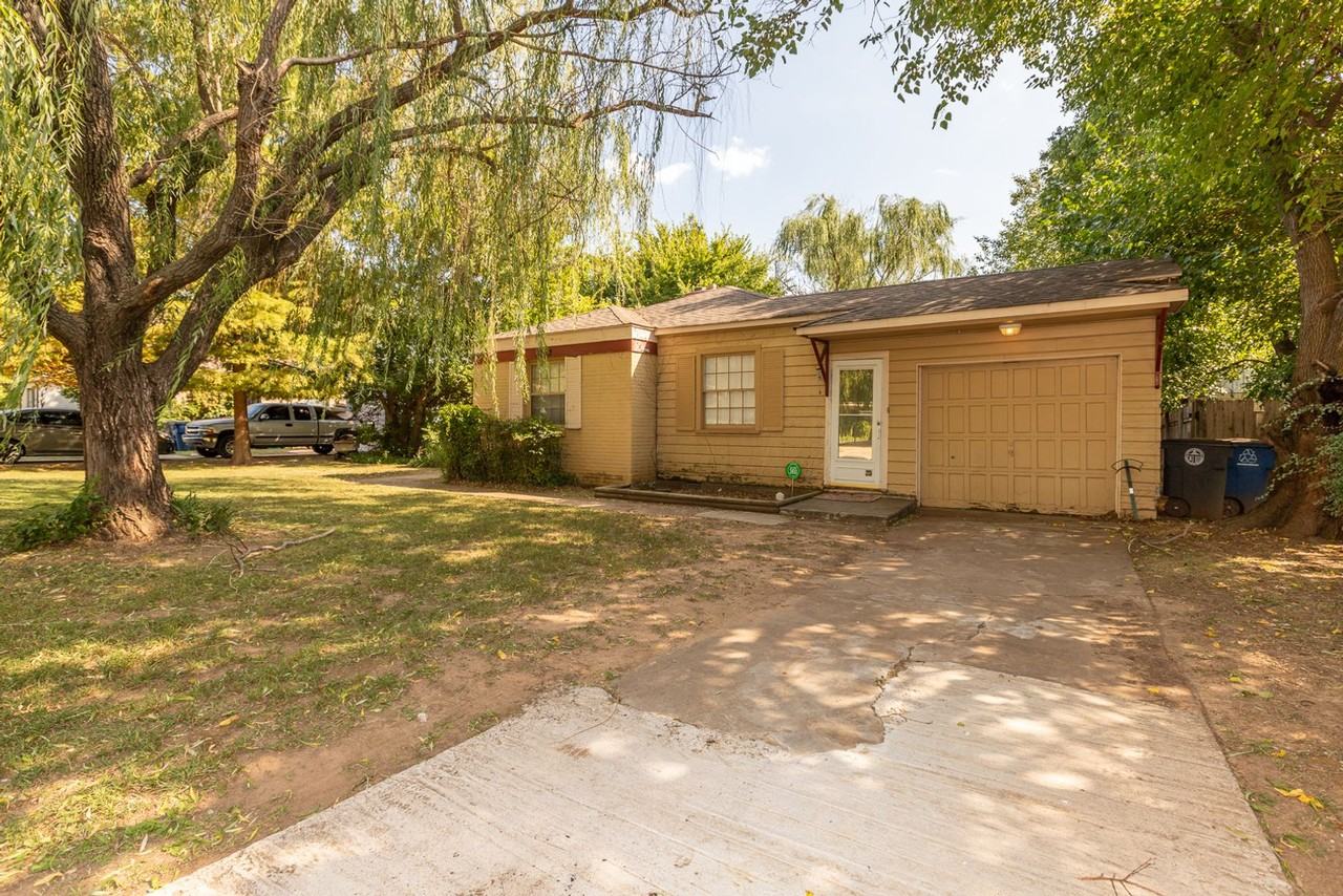 3322 E 23rd St - Photo 4 of 32