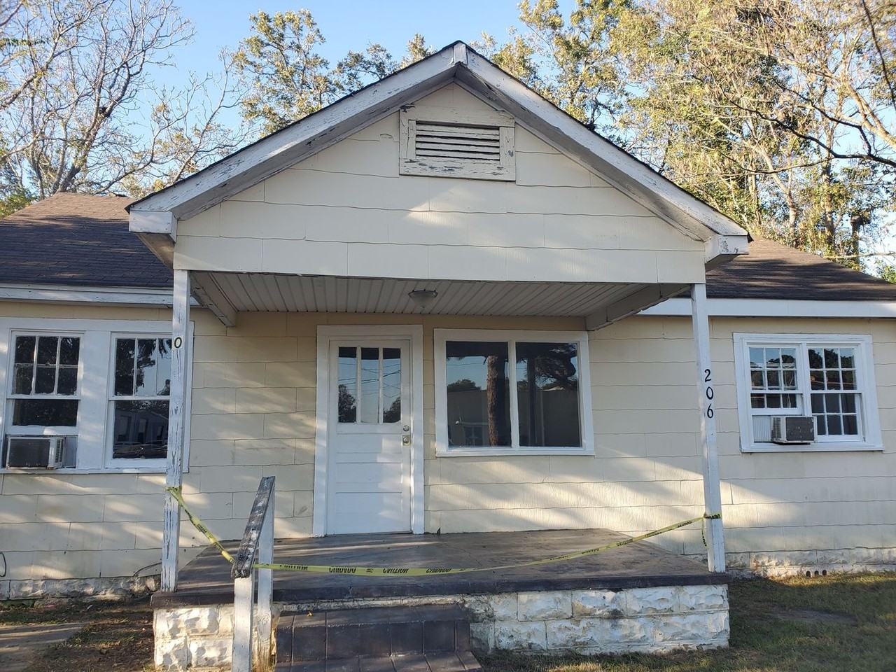 206 Savannah Ave - Photo 2 of 12