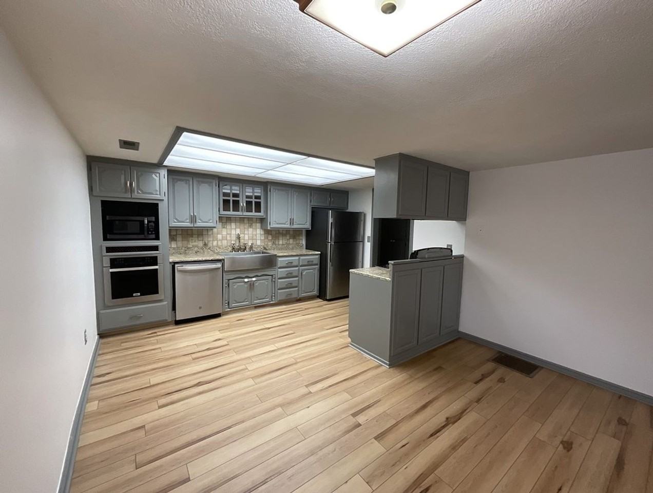 1561 S Pickwick Ave - Photo 3 of 9