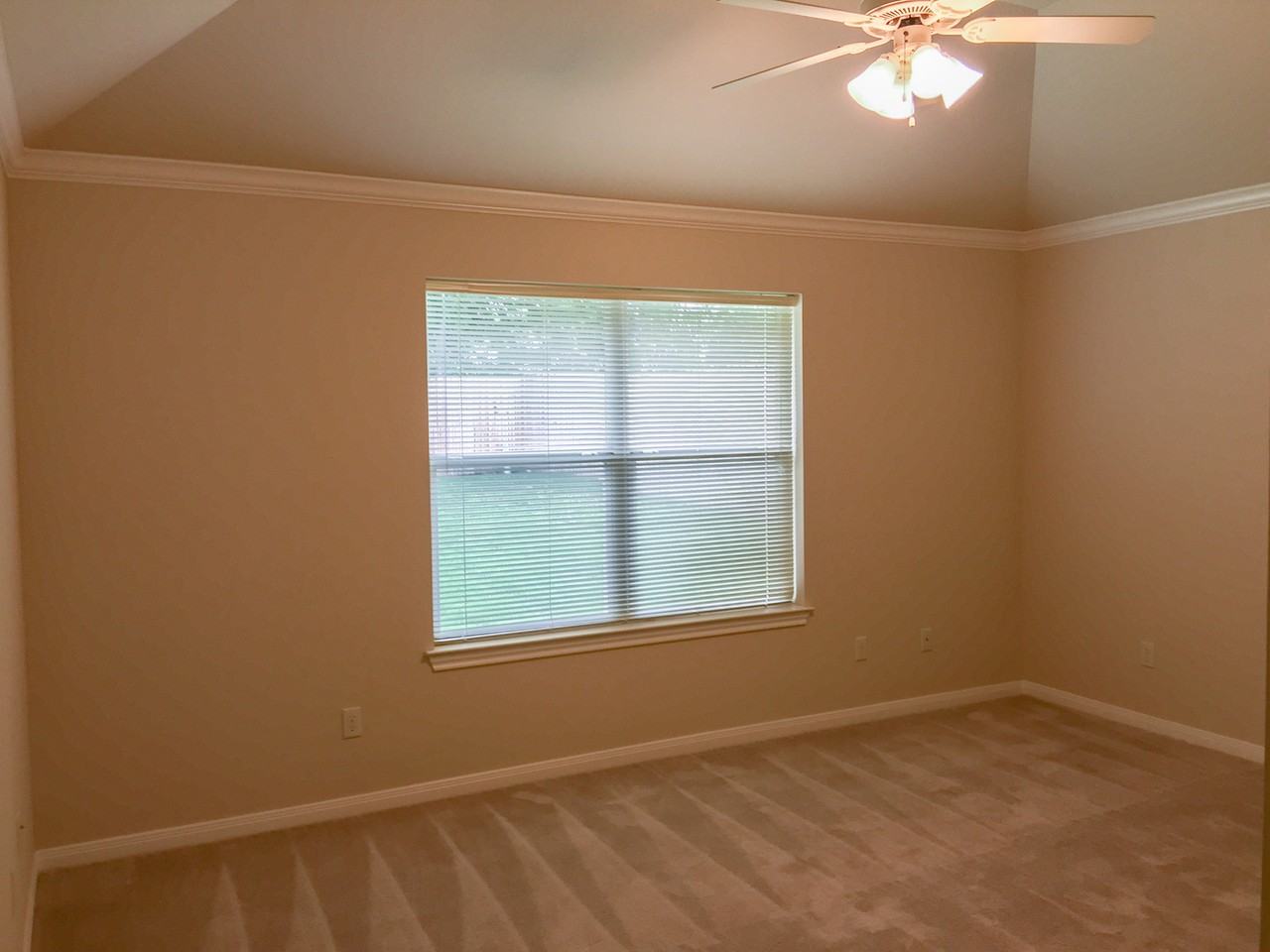 640 Park Ln - Photo 5 of 13