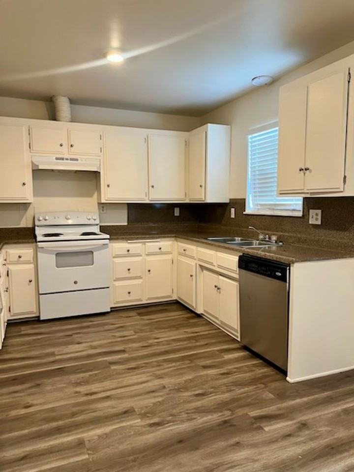 1041 E Whittier Ave - Photo 6 of 11