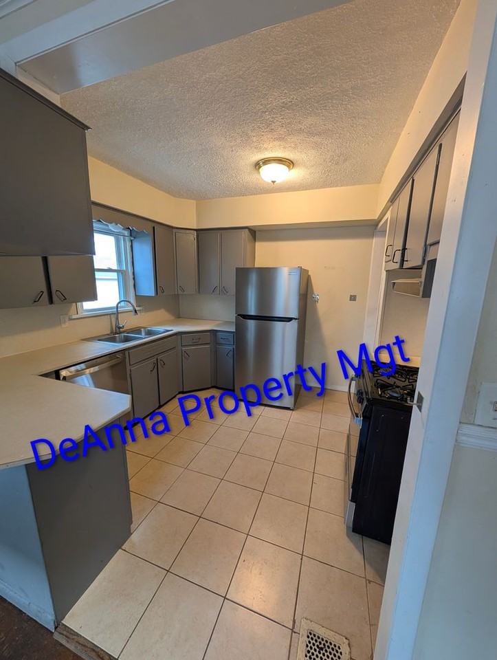 120 Franklin Ave - Photo 2 of 11