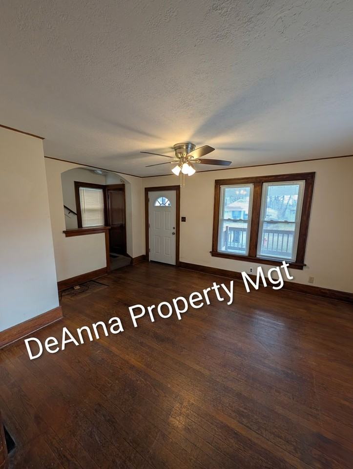 120 Franklin Ave - Photo 3 of 11