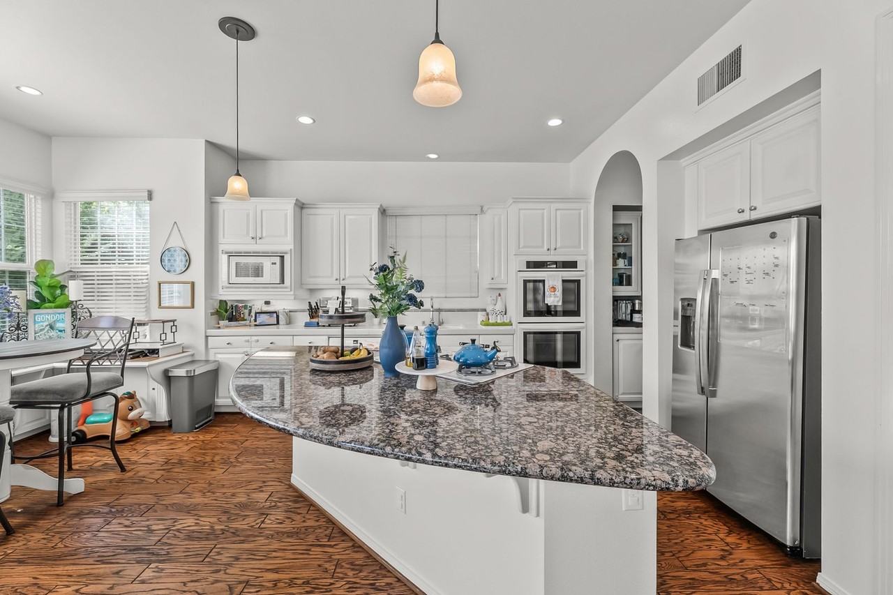 23803 Spinnaker Ct - Photo 5 of 40