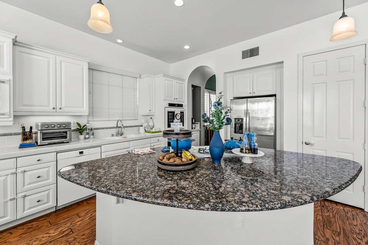 23803 Spinnaker Ct - Photo 7 of 40